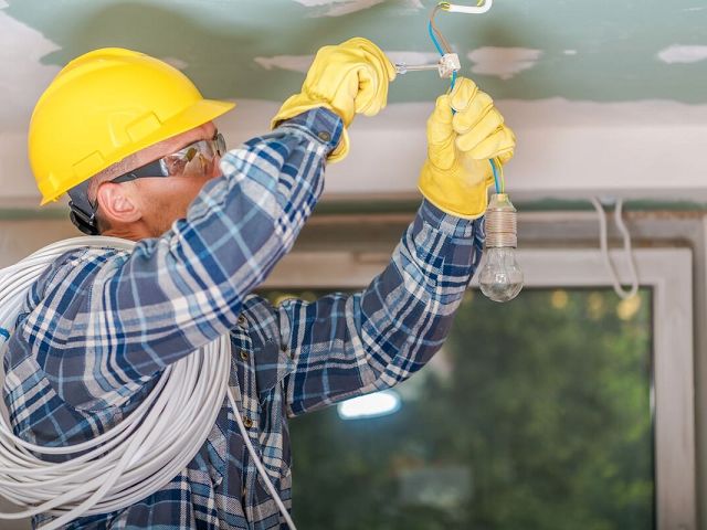 Ochrona przed porażeniem prądem elektrycznym w pracy. Środki ochrony i zabezpieczenia